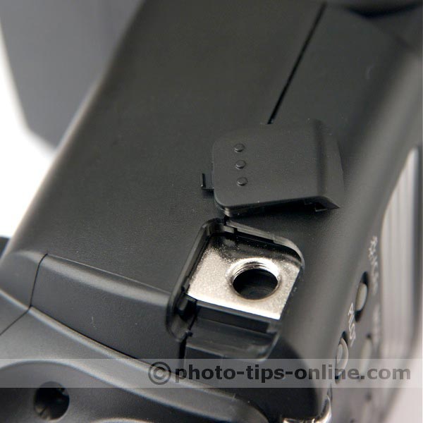 Canon Speedlite 430EX II flash: bracket fitting, close up