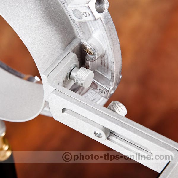 LumoPro LP739 Double Flash Speedring Bracket: screws