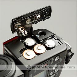 Nikon Speedlight SB-600 flash: battery compartment open