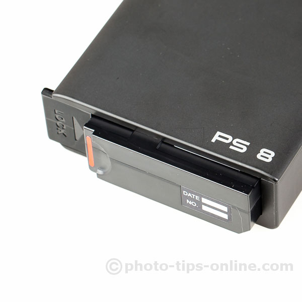 Nissin PS 8 Power Pack: popping the battery out